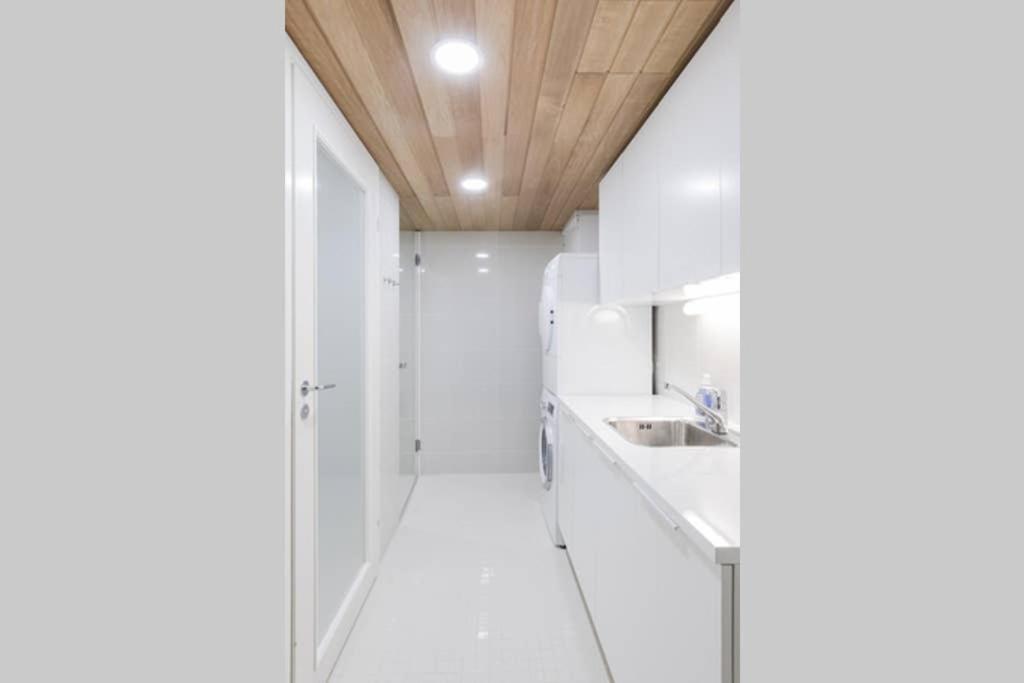 Sleek And Spacious 3 Bedroom Apartment In City Centre Helsínquia Exterior foto